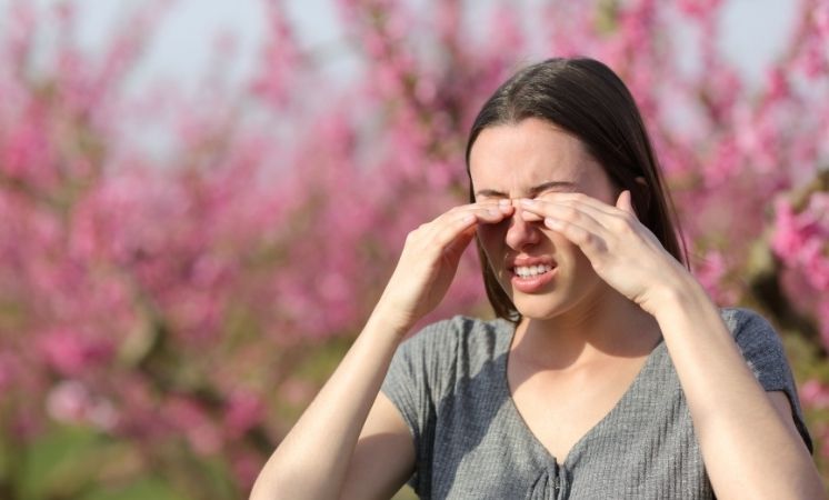 ¿Cómo aliviar el picor de ojos Consejos y tratamientos - Clinica El Brillante