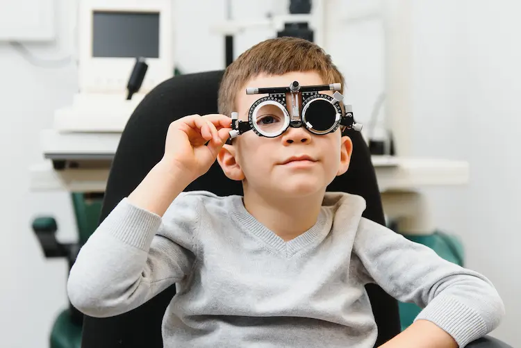 Control de la miopía en niños - Clínica El Brillante